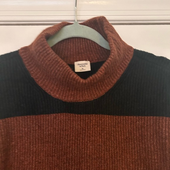 (NWT) Abercrombie & Fitch Classic Turtleneck - Picture 3 of 7